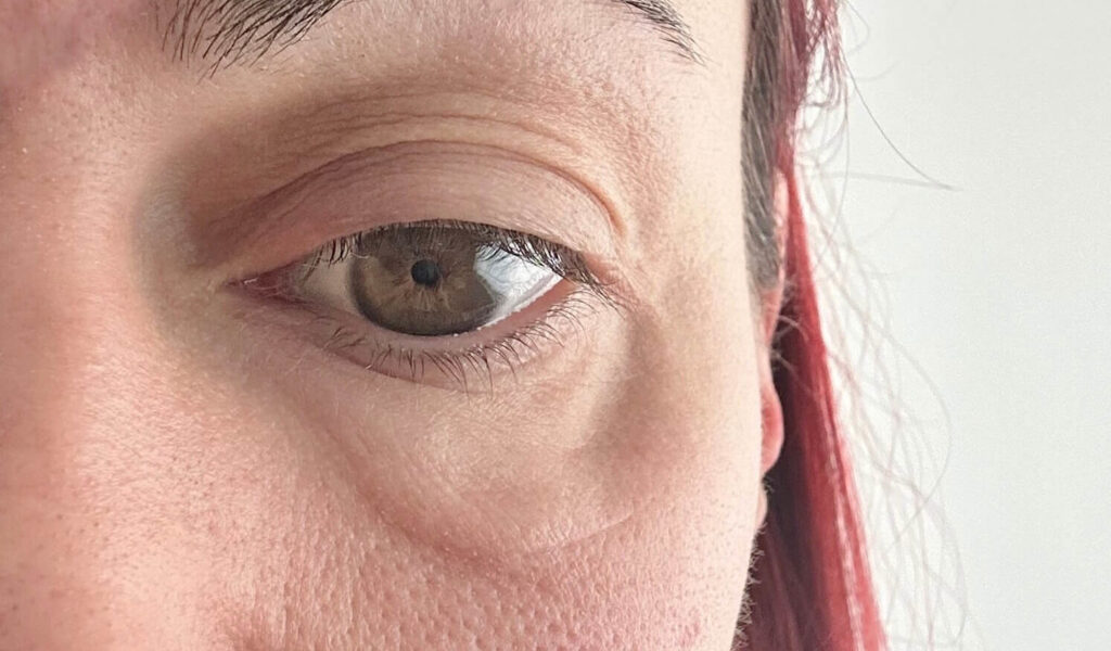 Eye before desktop